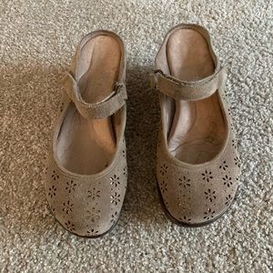 Jambu Tan & Gold Clogs